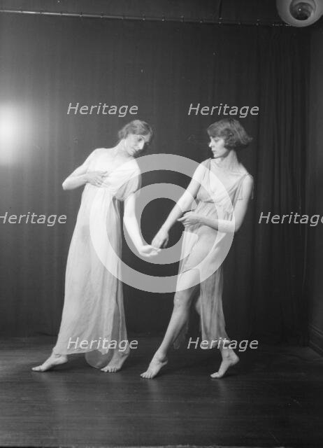 Florence Noyes dancers, between 1915 and 1918. Creator: Arnold Genthe.