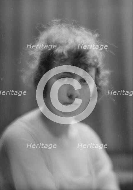 Waite, W., Miss, portrait photograph, 1915. Creator: Arnold Genthe.