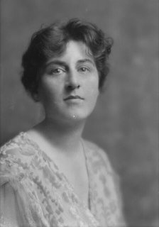 Ide, R.L., Mrs., portrait photograph, 1914 June 27. Creator: Arnold Genthe.