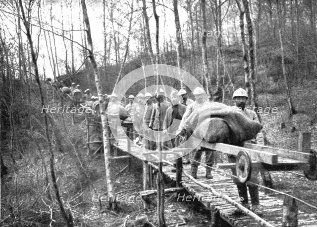 'Le repli allemand et l'intervention Americaine; Une installation ingenieuse: chariots suspendus rou Creator: Unknown.