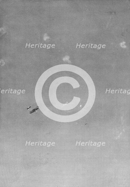 'Avions Francais sur les lignes ennemies; les gros flocons blancs sont, les eclatements..., 1915. Creator: Unknown.