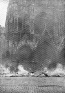 ''Le Cathedrale de Reims en flammes; La chute de l'echafaudage embrase de la tour Nord-Ouest', 1914. Creator: T Holden Waterhouse.
