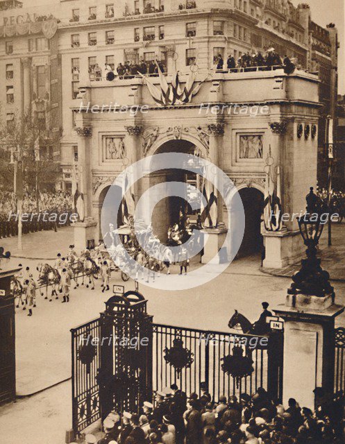 'Through the Sovereign's Gate, Marble Arch', May 12 1937. Creator: Unknown.