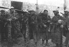 'Ceux qui descendent de Douaumont; le premier groupe de soldats revenant du fort au poste..., 1916. Creator: Unknown.