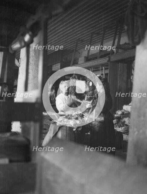 Market scene, New Orleans, between 1920 and 1926. Creator: Arnold Genthe.