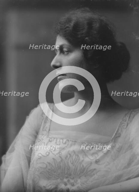 Barr, Marian, Miss, portrait photograph, 1917. Creator: Arnold Genthe.