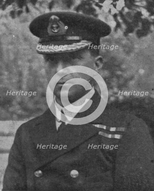 '' Le contre-amiral Horace Hood, qui perit avec "l'Invincible", battant son pavillon', 1916. Creator: Unknown.