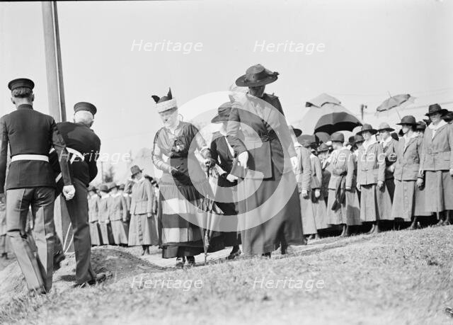 Woman's National Service School, Under Woman's Section, Navy League, Review, 1916. Creator: Harris & Ewing.