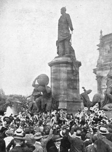 'A Berlin, la statue de Bismarck est un centre de ralliement pour la foule', 1914. Creator: Unknown.