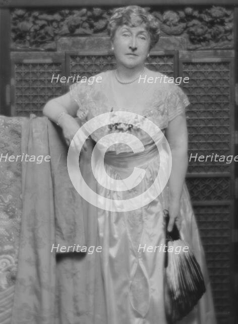 Truesdale, W.H., Mrs., portrait photograph, 1915. Creator: Arnold Genthe.