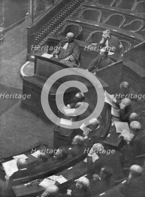 'Le defaitisme et les grands proces; le proces Malvy; le 28 janvier 1918, pendant..., 1918. Creator: Jean Clair-Guyot.