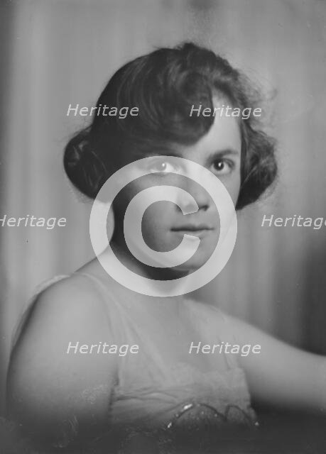 Miss Hoyt, portrait photograph, 1918 June 11. Creator: Arnold Genthe.