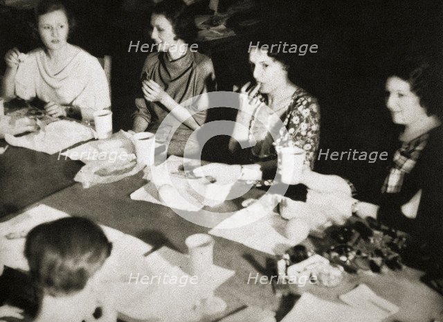 Office girls taking their lunch break, New York, USA, early 1930s. Artist: Unknown