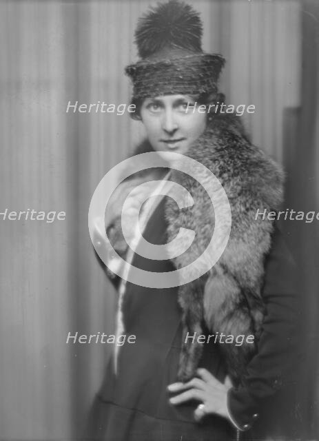 Lindahl, A., Miss, portrait photograph, 1915 Sept. 22. Creator: Arnold Genthe.