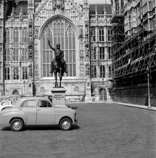 Richard Coeur de Lion and a 'Baby Austin' in Old Palace Yard, London, c1945-c1965. Artist: SW Rawlings