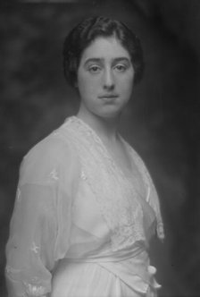 Sicher, S.S., Mrs., portrait photograph, 1913. Creator: Arnold Genthe.