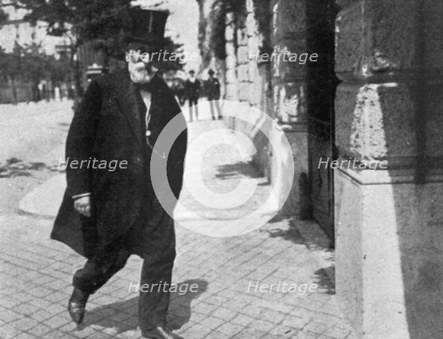 'Nouveau Ministere en Italie; La crise ministerielle en Italie. M. Boselli revenant de Villa...,1916 Creator: Unknown.