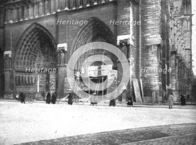 ' "La Guerre a L'Allemande"; les portails de Notre-Dame proteges par des sacs de terre', 1918. Creator: Unknown.