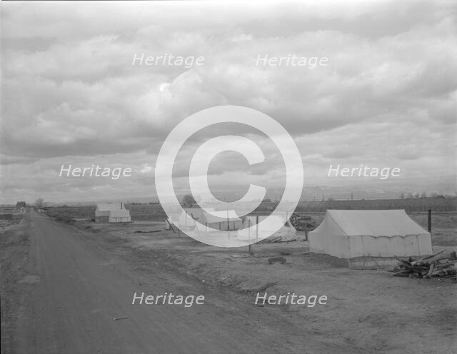 Roadside ranch camp owned by opposer to Resettlement Administration's Kern County migrant..., 1936. Creator: Dorothea Lange.