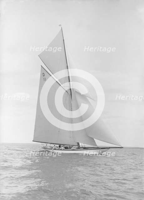 The 15-metre class 'Maudrey' sailing close-hauled, 1913. Creator: Kirk & Sons of Cowes.