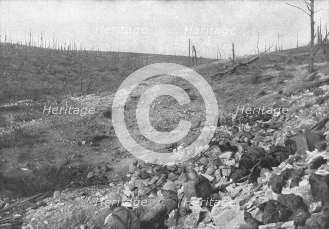 'La troisieme phase de la Bataille; Au flanc d'un ravin, sur la rive droite de la Meus... 1916 (1924 Creator: Unknown.