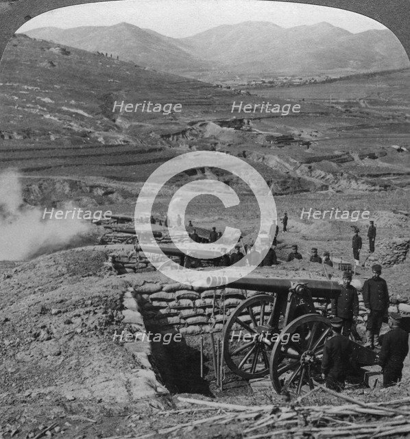 Japanese batteries firing on Russian forts, Siege of Port Arthur, Russo-Japanese War, 1904-1905.Artist: Underwood & Underwood