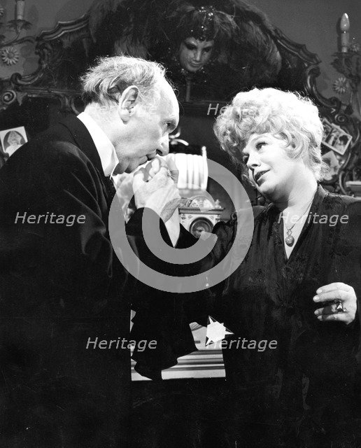 Shelley Winters (1922- ), American actor, and Sir Ralph Richardson (1902-1983), British actor, 1972. Artist: Unknown