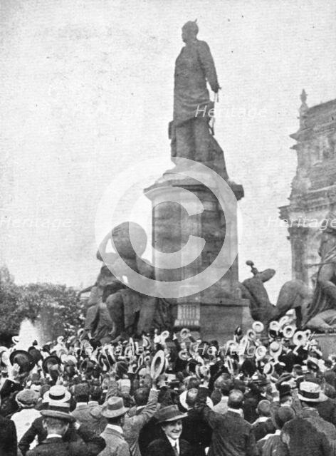 'A Berlin, la statue de Bismarck est un centre de ralliement pour la foule', 1914. Creator: Unknown.