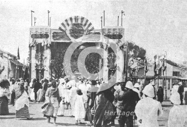 'Les vainqueurs du Cameroun; A Dakar: arc de triomphe', 1916. Creator: Unknown.