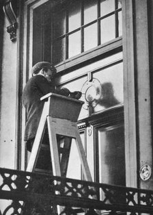 'Removing German emblems from German Embassy, Carlton House Terrace, London', 1914. Artist: Unknown.