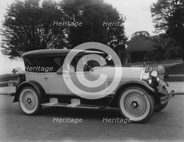 1924 Peerless 5.4 litre V8 tourer Artist: Unknown.