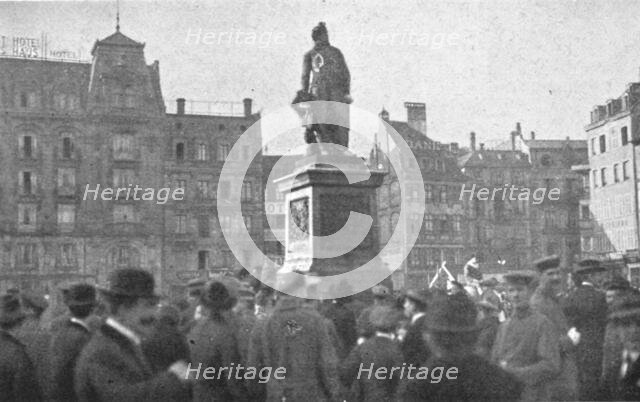'Journees inoubliables a Strasbourg; Le meme jour, Alsaciens et Lorrains se rassemblent..., 1918. Creator: Unknown.
