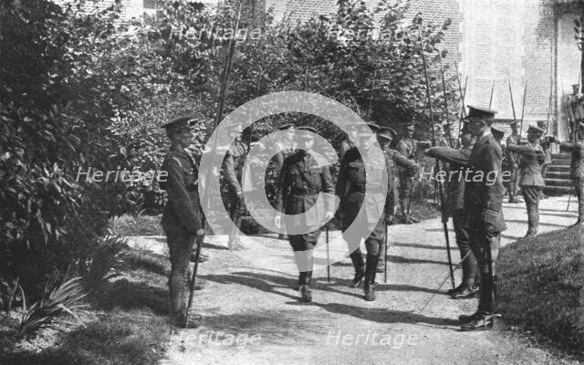 'Le roi George V et M Poincare, Sur le front de la Somme', 1916. Creator: Unknown.
