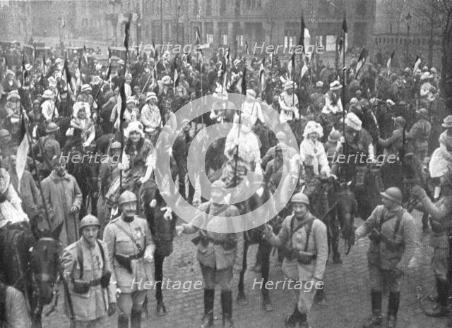 'Les fetes du 8 decembre 1918 a Metz; Un escadron feminin: jeunes filles montees sur les..., 1918. Creator: Unknown.