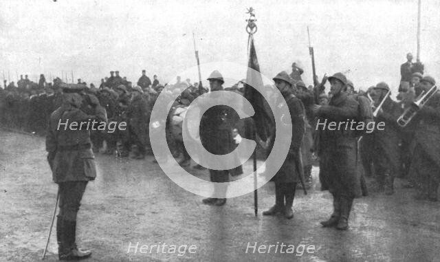 'Le deuxieme anniversaire de L'Yser; le general Wielemans saluante le drapeau du 12e de...1916. Creator: Unknown.