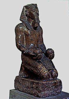 Amenhotep II offering two glasses of wine to a god, statue made in red granite.