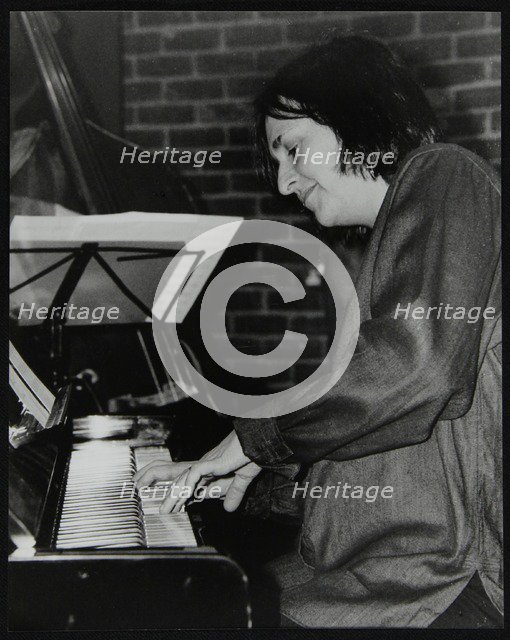 Pianist Kate Williams playing at The Fairway, Welwyn Garden City, Hertfordshire, 20 April 2003. Artist: Denis Williams