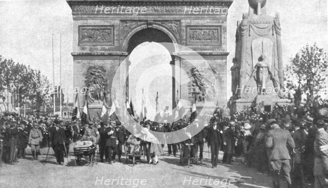 'Le jour de gloire; precedant le defile militaire, mille mutiles passent les premiers sous..., 1919. Creator: Unknown.