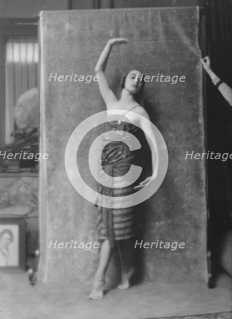 Cowan, Rosamonde, Miss (Rose Rolanda , Mrs. Miguel C.), 1915 July 7. Creator: Arnold Genthe.