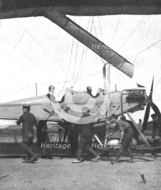 ''Combat Aerien; Parmi les forces alliees aerienes; la nacelle-fuselage portant une..., 1918. Creator: Underwood & Underwood.
