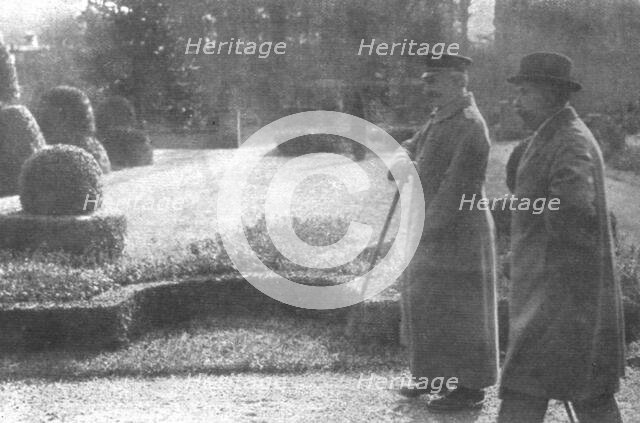 ''Le Kaiser en Fuite; Premiere journee d'exil; Guillaume, encore en tenue militaire..., 1918. Creator: Unknown.