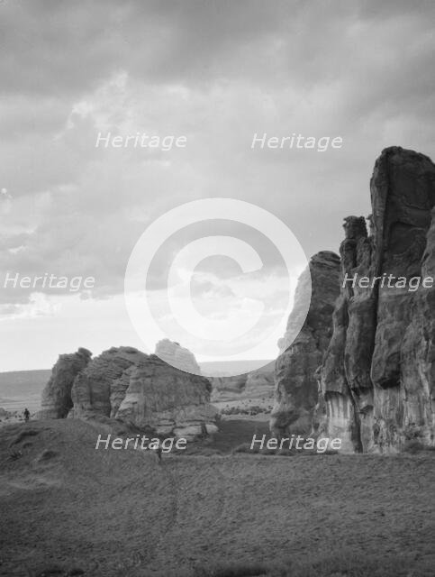 Acoma, New Mexico area views, between 1899 and 1928. Creator: Arnold Genthe.