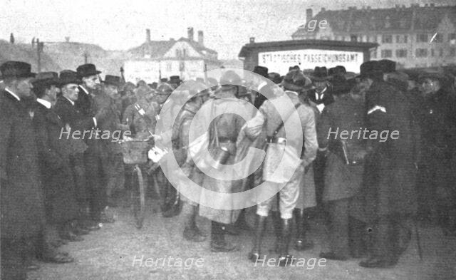 'Journees inoubliables a Strasbourg; Les chefs de section prennent les ordres et..., 1918. Creator: Unknown.