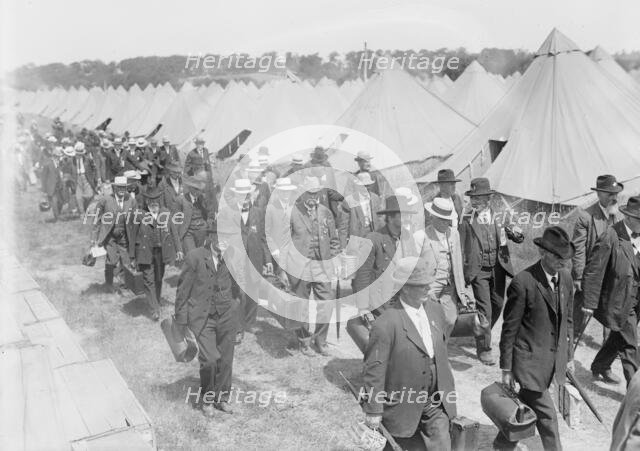 Veterans arriving - Gettysburg, 1913. Creator: Bain News Service.