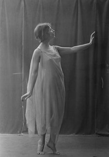 Miss Aurah Melnor, 1918 Sept. 6. Creator: Arnold Genthe.