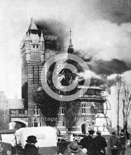 The Shakespeare Memorial Theatre being destroyed by fire, March 1926 (1936). Artist: Unknown