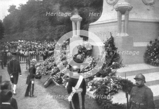 'Les fetes de la victoire en Belgique; le 22 juillet, a Bruxelles, M Poincare depose une..., 1919. Creator: Unknown.