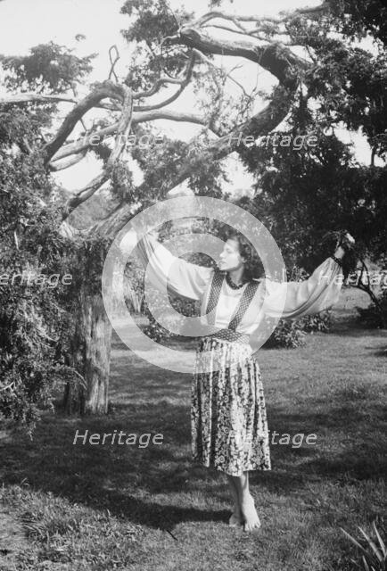 Elizabeth Duncan dancers and children, between 1916 and 1941. Creator: Arnold Genthe.