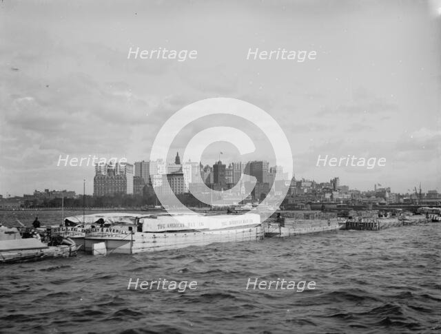 Albany tow coming in East River, An, between 1900 and 1906. Creator: Unknown.