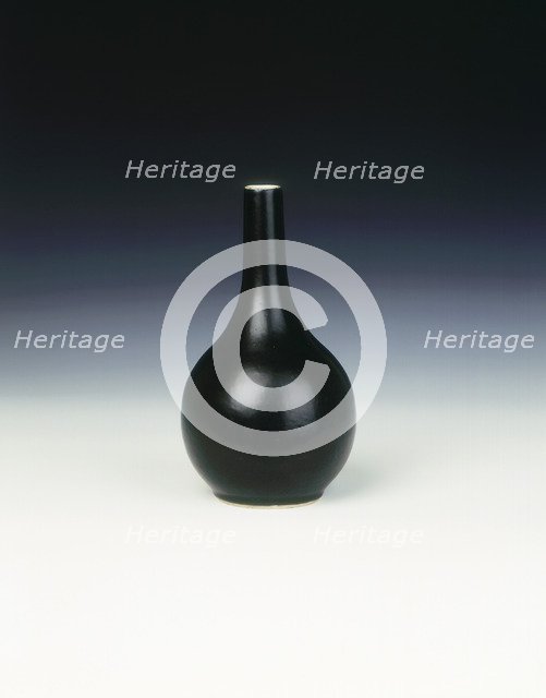 Mirror black long-necked vase, Qing dynasty, China, 18th century. Artist: Unknown